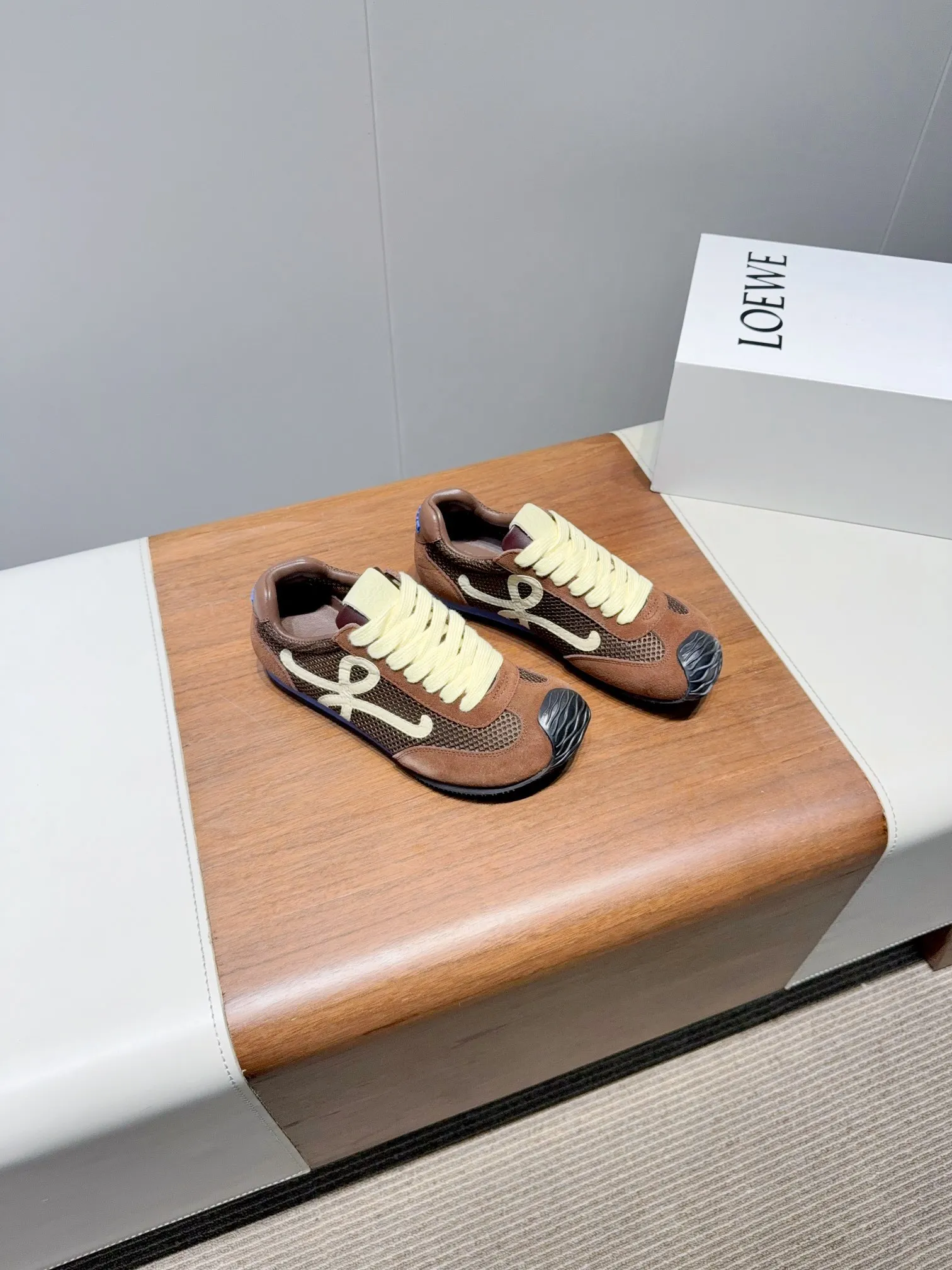 👟👟Ex-factory price 560👟👟 Loewe LOEW- 2025 mesh moral training shoes Super awesome Asymmetric toe shape, as LOEWE's signature design Super soft, lightweight and flexible sole, new wave texture rubber outsole, extending to the toe, upgraded soft leather lining and footbed to provide maximum comfort, 3D injection molded rubber LOEWE logo on the heel Fully open mold matching material Size: 35-40 (custom-made for 40 women, non-refundable)